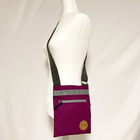 Dakine Jive Crossbody Bag Huckleberry NWT - Picture 1 of 10